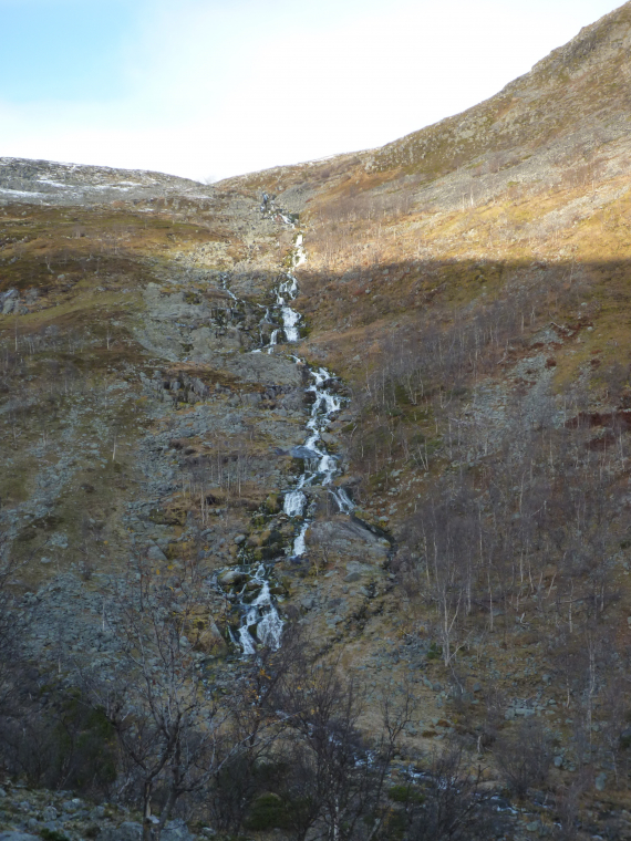 Elv i fjelllandskap.