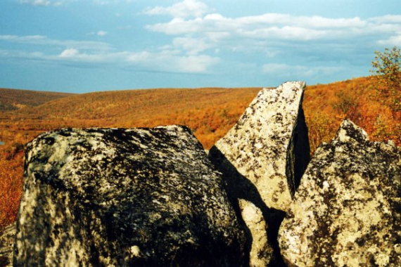 Høstbilde av et stort stein i naturlandskap.