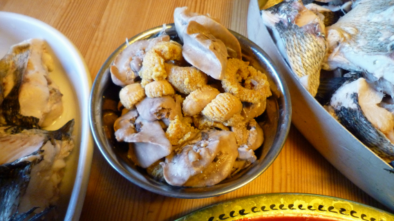 Sikmiddag på fat, med kokt rogn, lever og fisk.