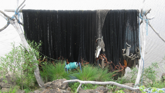 Garn som henger til tørk på en garnstang.