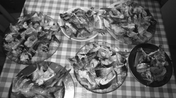 Fiskemiddag på serveringsfat på bordet.