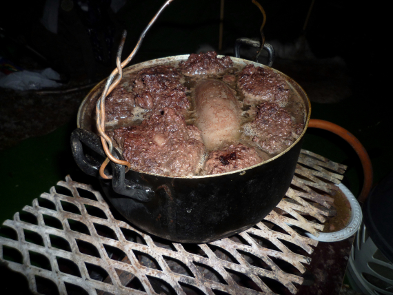 Kokte blodpølser i kasserolle.