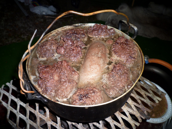 Kokte blodpølser i kasserolle.