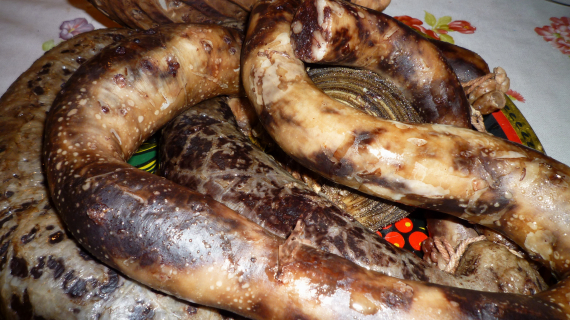 Ferdig kokte blodpølser på fat.