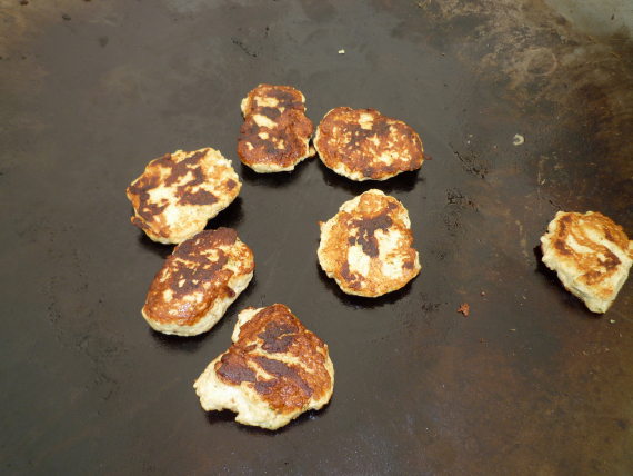 Stekte gjeddekaker på bordet.