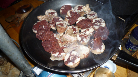 Blodpølseskiver til steking i stekepanne.