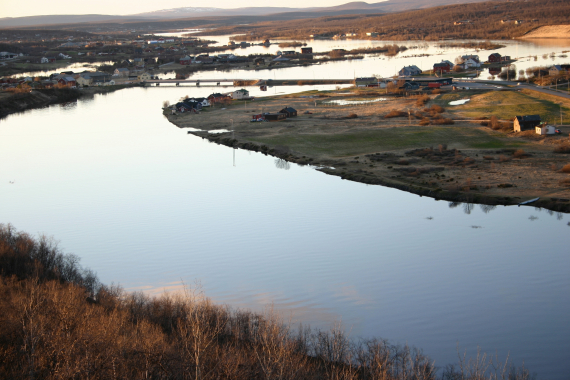 Flom i Kautokeinoelva. Oversiktsbilde over Kautokeino sentrum.