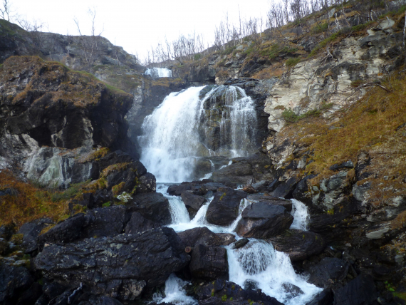 Foss i en fjellside.