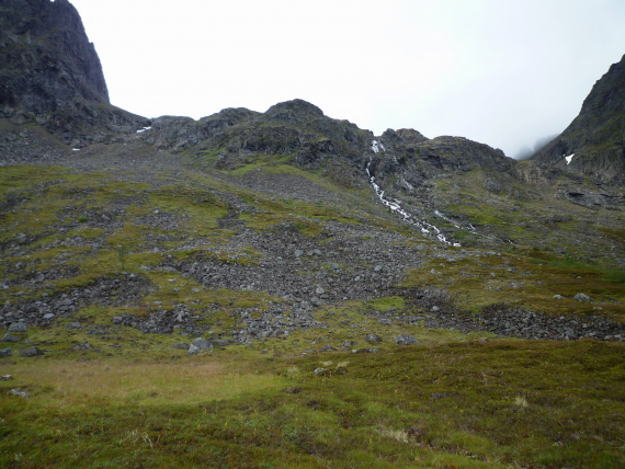 Fjell landskap med elv og juv.