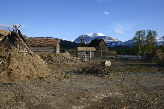Foto av gamle tømmeruhs og jordgamme.
