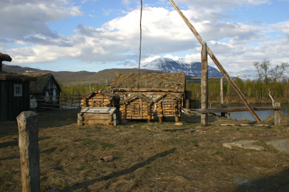 Foto av gamle hus med heiskran for vann.