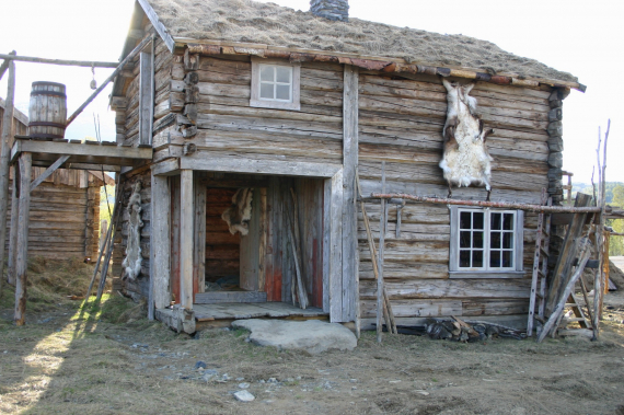 Foto av gamle tømmerhus.