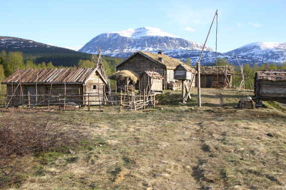 Foto av en gammel gård.