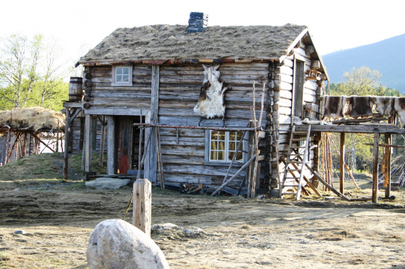 Foto av gammel tømmerhus.