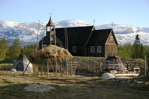 Foto av en gammel kirke.