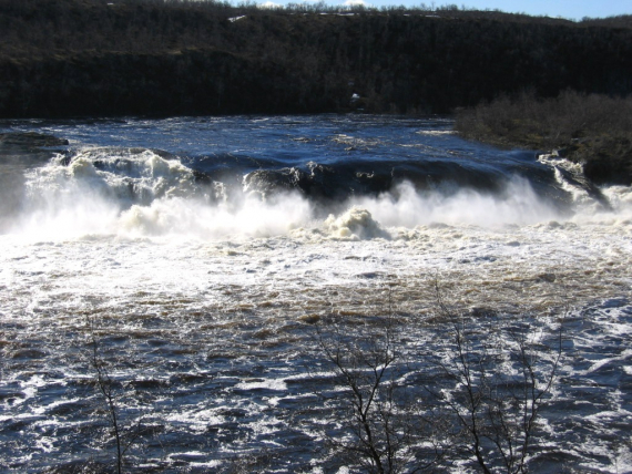 Pikefossen i sommerlandskap.
