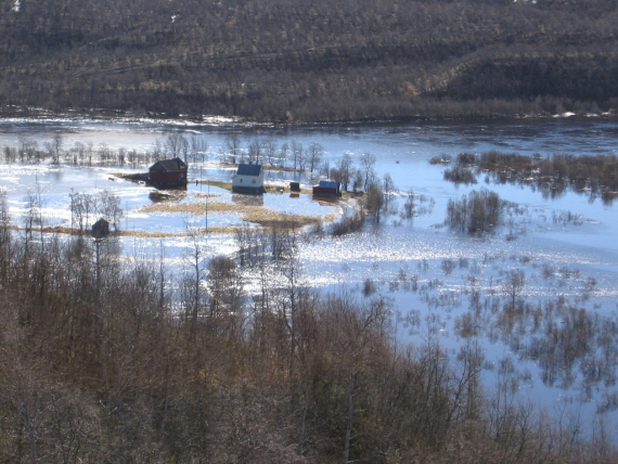 Flom som kommet helt nær husene.