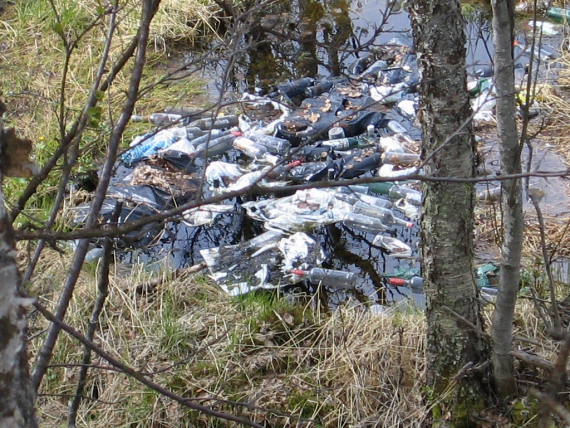 Søppel som flyter på vann.