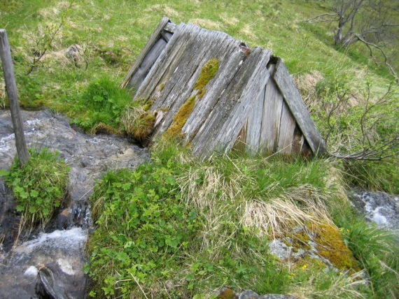 Gammel brønnhus i utmark.