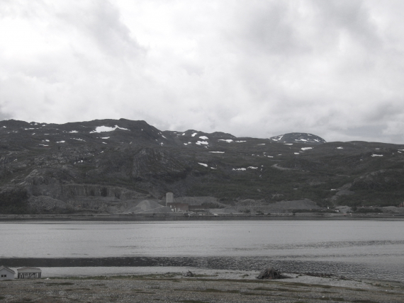 Gruvedrift på land nært sjøen.