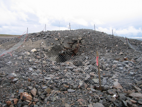 Foto av en gruveinngang som er inngjerdet.