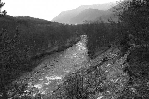 Foto av elv som renner i en dal.