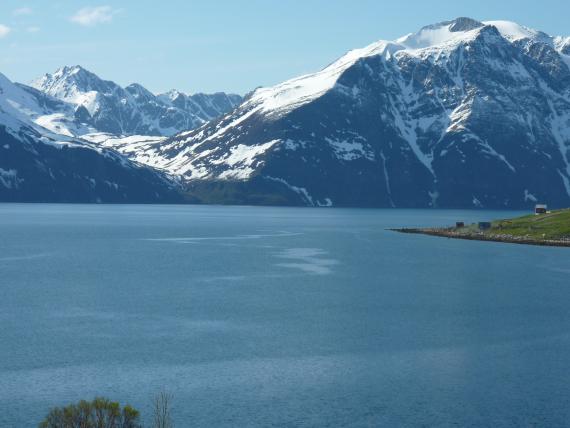 Bilde av fjordlandskap med snødekte fjelltoppert.