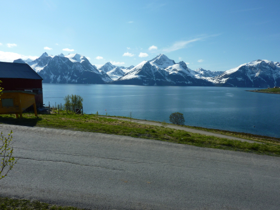 Bilde av fjordlandskap med snødekte fjelltoppert.