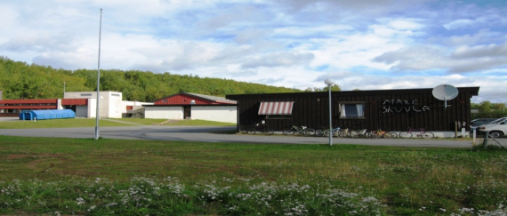 Bilde av skolen i Máze.