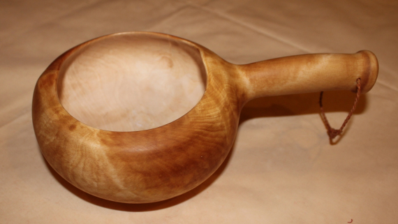 Foto av en náhppi, melkekopp, en trekopp til å ha reinmelk oppi.