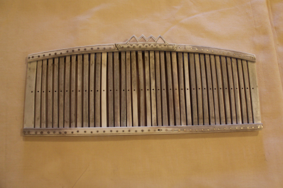 Foto av en grindvev laga av horn.