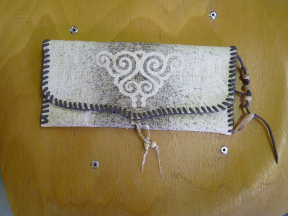 Bilde av en veske sydd med fiskeskinn, håndarbeid.