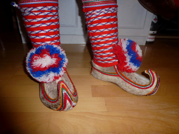 Pynteskaller på føttene.