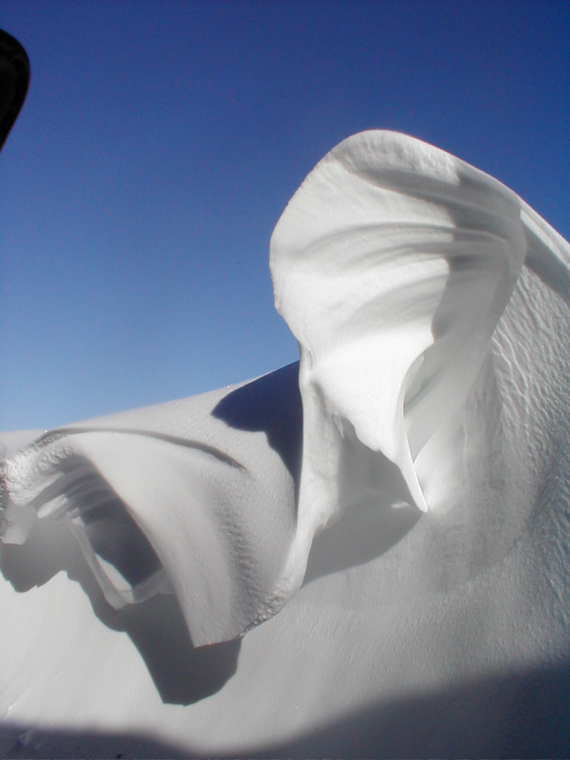 Snøskavl formet som en bølge.