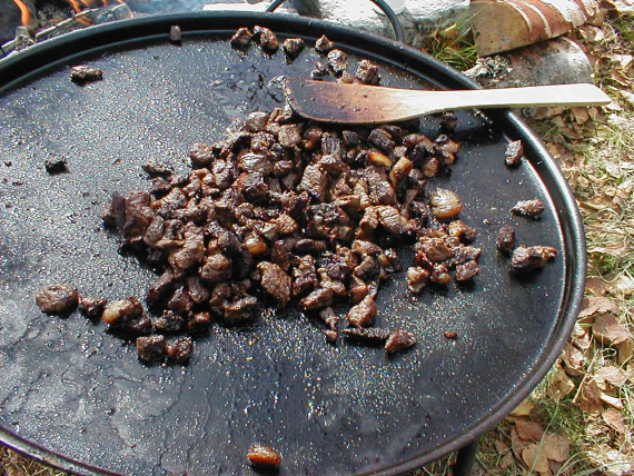 Steke kjøtt i en panne.
