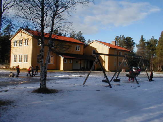 Bygning med husker i forkant.