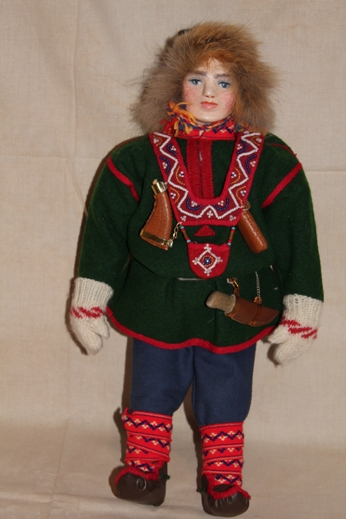 Foto av en herredukke med kofte fra Lovozero.