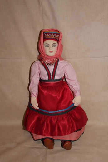 Foto av en damedukke med lovozerokofte på.