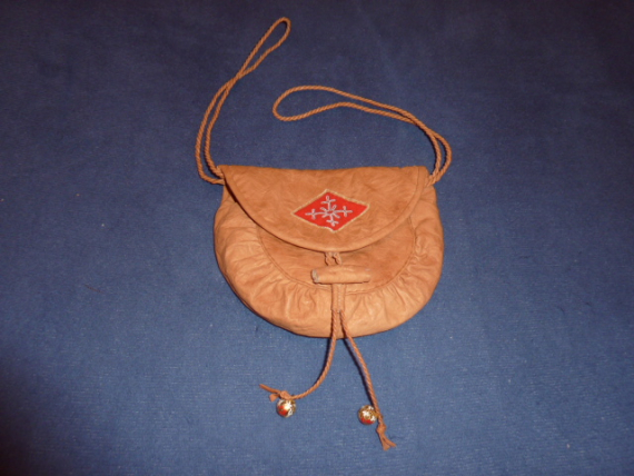 En samisk veske av reinskinn, pyntet med tinntrådbroderi.