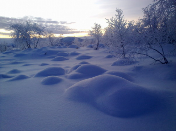 Bilde av masse snø på fjellet.