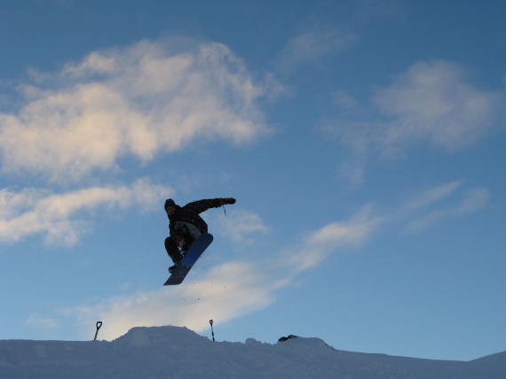 Noen hopper med snowboard.