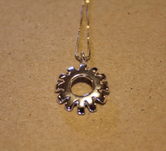 Sølvsmykke med samisk motiv.