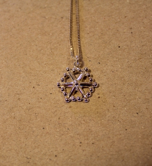 Halssmykke med samisk motiv.