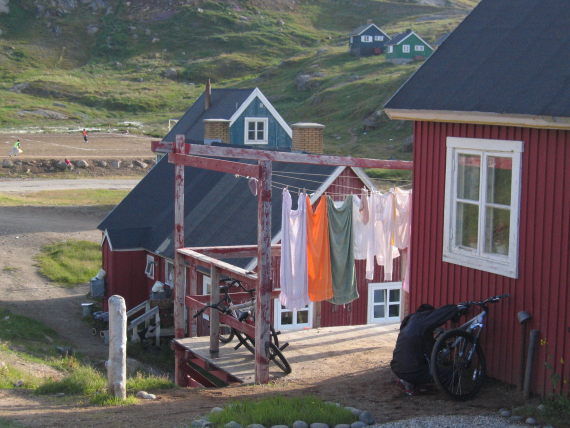 Bilde av to røde hus.