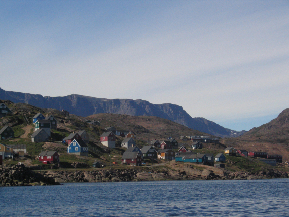 Foto av bygd nær havet.