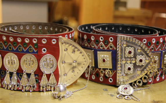 Foto av to belter med sølvknapper.