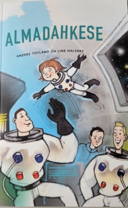 Bokomslag med en tegning som illustrerer 2 astronauter og et barn i romdrakt som er på innsiden av et romfartøy. I bakgrunnen ser man også en bekymret mann i vanlige klær.