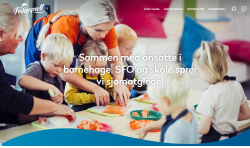 Dame som skjærer i fisk på bordet sammen med barnehagebarn.