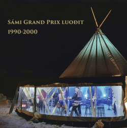 Stor lavvu med vinduer. Gjennom vinduene ser man koftekledde personer sittende på barkrakker.