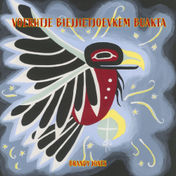 Omslagsbilde av boka Voerhtje biejjietjoevkem buakta. Illustrasjon av en flygende kråke.